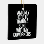 職場の同僚たちとトラウマを共有し絆を深めるためだけにここにいる セラミックオーナメント (右)