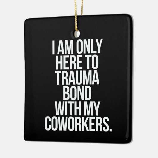 職場の同僚たちとトラウマを共有し絆を深めるためだけにここにいる セラミックオーナメント (左)