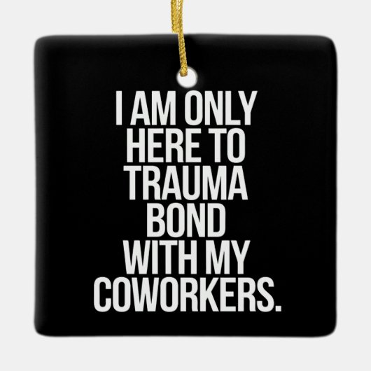 職場の同僚たちとトラウマを共有し絆を深めるためだけにここにいる セラミックオーナメント (正面)