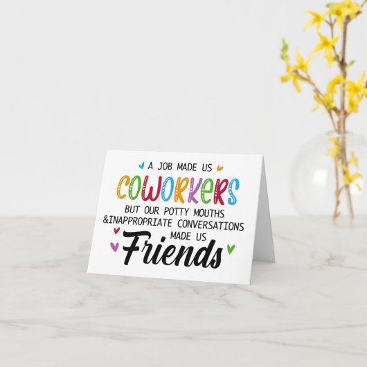 職場の名言 - 仕事が私たちを同僚から友達に変えた カード (黄色い花)