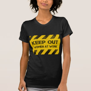 職場ストライプで保する危険な女性 Tシャツ
