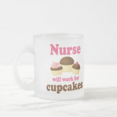 職業はカップケーキのナースのために働きます フロストグラスマグカップ (左)