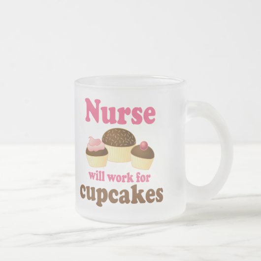 職業はカップケーキのナースのために働きます フロストグラスマグカップ (右)