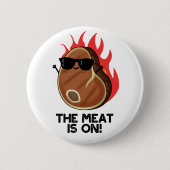 肉がステーキおもしろいパンに乗っている 缶バッジ (正面)