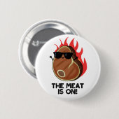 肉がステーキおもしろいパンに乗っている 缶バッジ (正面&裏面)