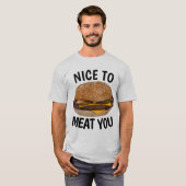 肉に優しい、チーズバーガーおもしろいTシャツ Tシャツ (正面フル)
