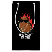 肉はフードステーキおもしろいープンダークBG上にある スモールペーパーバッグ (正面)