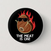 肉はフードステーキおもしろいープンダークBG上にある 缶バッジ (正面)