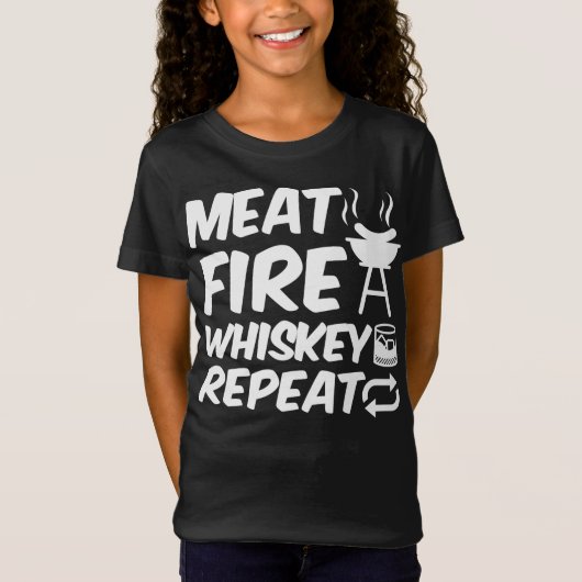 肉火ウイスキー繰り返し |おもしろいことわざ肉BBQ Tシャツ (正面)