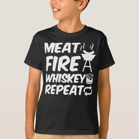 肉火ウイスキー繰り返し |おもしろいことわざ肉BBQ Tシャツ (正面)