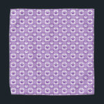 肉球の跡のある紫のギンガム バンダナ<br><div class="desc">ペットを甘やかせこの時代を超えた紫のギンガムをペットにパターン（の模様が）あるバンダナ！</div>