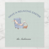 肘掛けリラックス椅子にイースターバニーを持っている ワインラベル (シングルラベル)