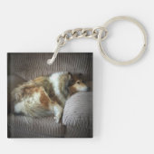 肘掛け椅子の荒いコリー キーホルダー (裏面)