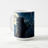 肩にフクロウを乗せた輝く瞳のビッグフット コーヒーマグカップ (正面左)