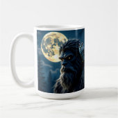肩にフクロウを乗せた輝く瞳のビッグフット コーヒーマグカップ (左)