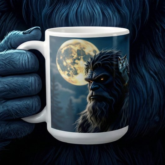 肩にフクロウを乗せた輝く瞳のビッグフット コーヒーマグカップ