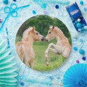 育てているHaflingerの馬のかわいい子馬幸せなパーティー ペーパープレート (パーティー)