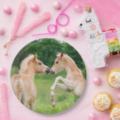 育てているHaflingerの馬のかわいい子馬幸せなパーティー ペーパープレート (パーティー)