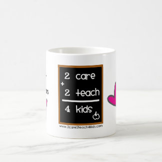 育児の提供者の♥ 2care2teach4kidsのロゴのマグ コーヒーマグカップ