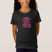 背が低いすべての女の子には背の高い友達が必要 Tシャツ (正面)