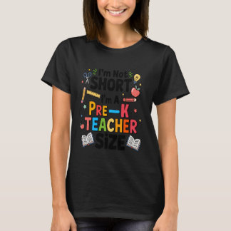 背が低いんじゃない、Pre-K担任なんだ Funny バックスタイル Tシャツ