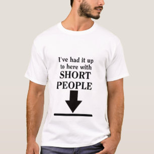 背が低い人とここまで Funny Shirt Humor Tシャツ