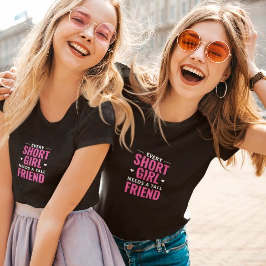 背の低い女の子には背の高い友達が必要 Tシャツ