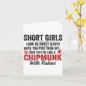 背の小さい女の子は、見る限りとてもかわいくて愛らしいものね。でも彼女たちを怒らせちゃだめよ。 カード (黄色い花)