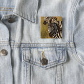 背の高い夏の草むらの中のサバンナシマウマ、マサイ 缶バッジ (インサイチュ)