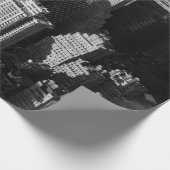 背の高い建物と影のある超高層ビル ラッピングペーパー (角)