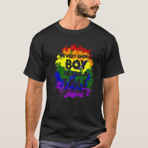 背の高い男の子には短いボーイフレンドLesbian Priが必要 Tシャツ