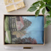 背の高い草とフェンスを持つ風化された赤い樹皮 薄葉紙 (ギフト)