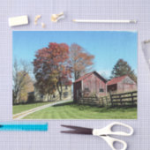 背の高い草とフェンスを持つ風化された赤い樹皮 薄葉紙 (クラフト)