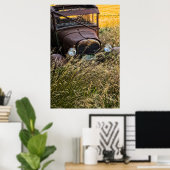 背の高い草の中に放置された古い車 ポスター (ホームオフィス)