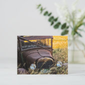 背の高い草の中に放置された古い車 ポストカード (スタンド正面)