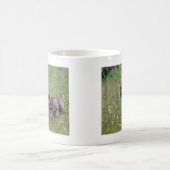 背の高い草の中の犬 コーヒーマグカップ (中央)