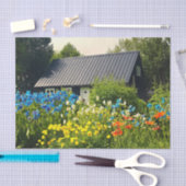 背の高い野花が咲き誇る、かわいい小さな森の家 薄葉紙 (クラフト)