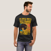 背中が痛む金ゴールドパンニング巨大なナゲット金ゴールドの問題 Tシャツ (正面フル)