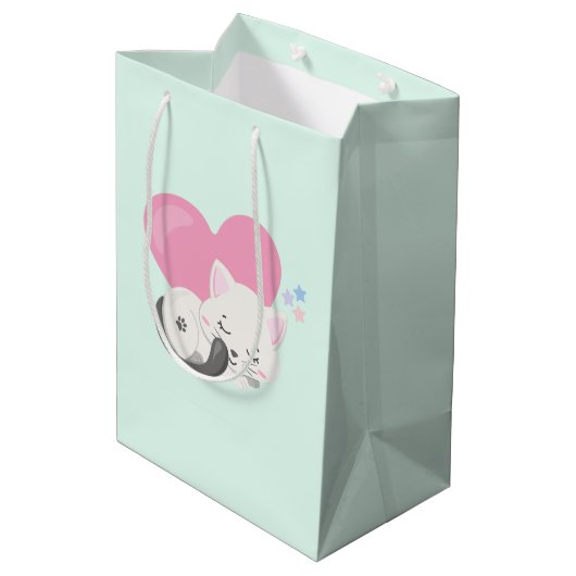 背中に大きなハートを背負って眠る甘い子ネコ ミディアムペーパーバッグ (裏面アングル)