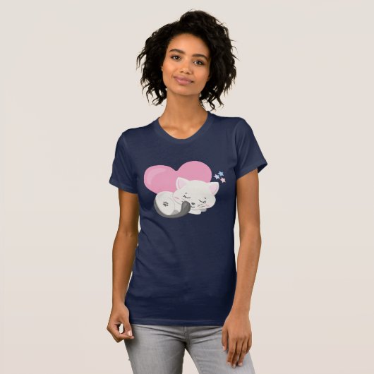 背中に大きなハートを背負って眠る甘い子ネコ Tシャツ (正面フル)