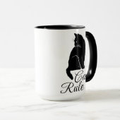 背中に美しい座り猫 – Cats Rule マグカップ (正面右)