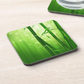 背中に《写真》ぼけ味淡い色の灯を付けた緑の竹 コースター (左側)
