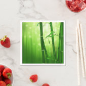 背中に《写真》ぼけ味淡い色の灯を付けた緑の竹 スタンダードカクテルナプキン (インサイチュ)