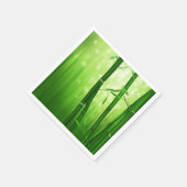 背中に《写真》ぼけ味淡い色の灯を付けた緑の竹 スタンダードカクテルナプキン (角)