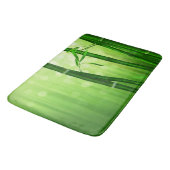 背中に《写真》ぼけ味淡い色の灯を付けた緑の竹 バスマット (アングル)