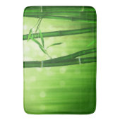 背中に《写真》ぼけ味淡い色の灯を付けた緑の竹 バスマット (正面縦)