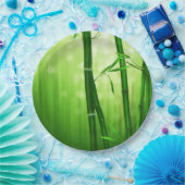 背中に《写真》ぼけ味淡い色の灯を付けた緑の竹 ペーパープレート (パーティー)