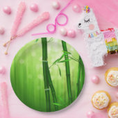 背中に《写真》ぼけ味淡い色の灯を付けた緑の竹 ペーパープレート (パーティー)