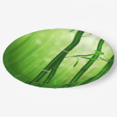 背中に《写真》ぼけ味淡い色の灯を付けた緑の竹 ペーパープレート (アングル)