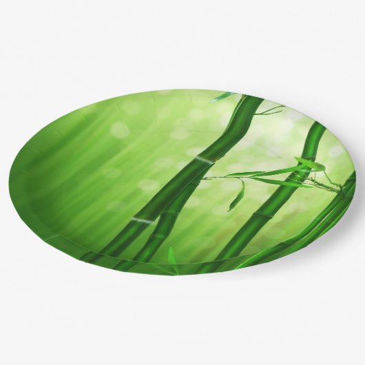 背中に《写真》ぼけ味淡い色の灯を付けた緑の竹 ペーパープレート (アングル)
